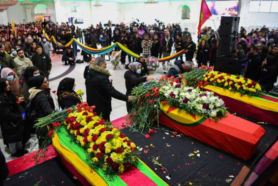 La foule aux obsèques des trois Kurdes assassinés à Paris