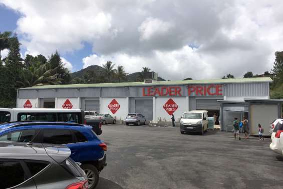 Ivre, il met le feu aux poubelles de Leader Price de La Foa