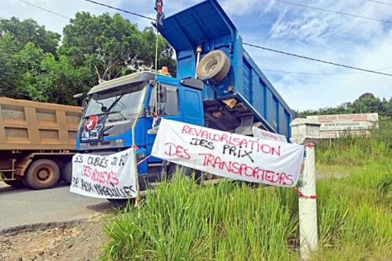 Les carrières de Dumbéa et Païta bloquées