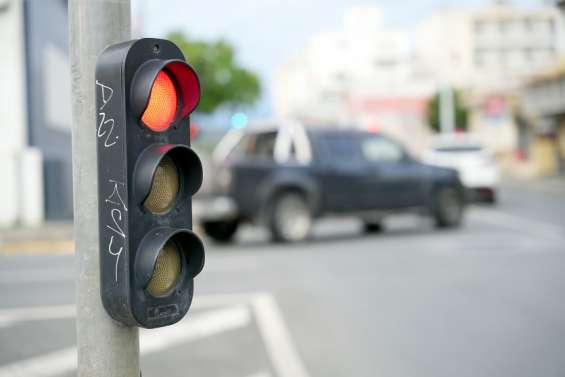 Les feux de circulation à l’arrêt sur l’avenue de la Victoire à Nouméa, la pagaille pour les automobilistes