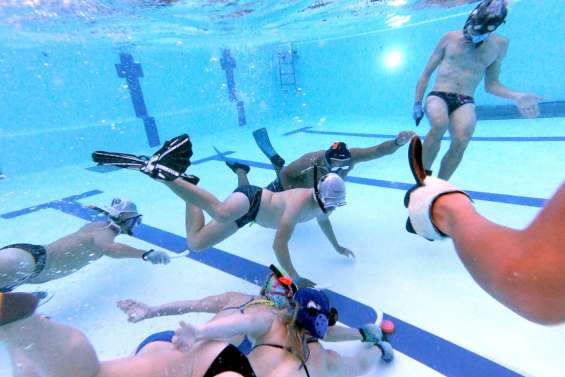 On a testé le hockey subaquatique, sport méconnu pratiqué au fond des piscines