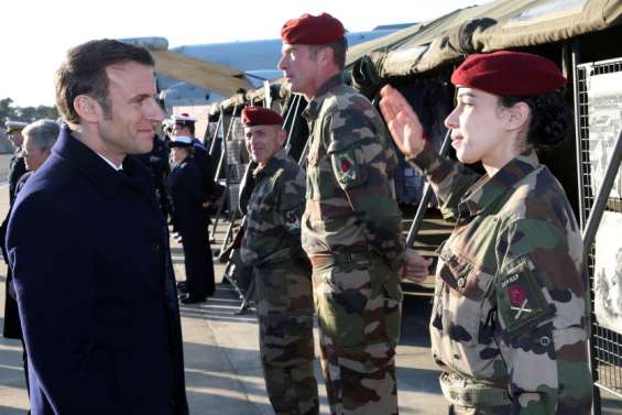 Macron promet aux armées un budget en hausse
