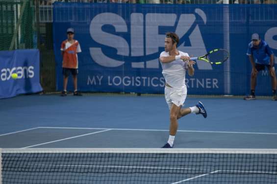 Maxime Chazal passe deux tours à Doha