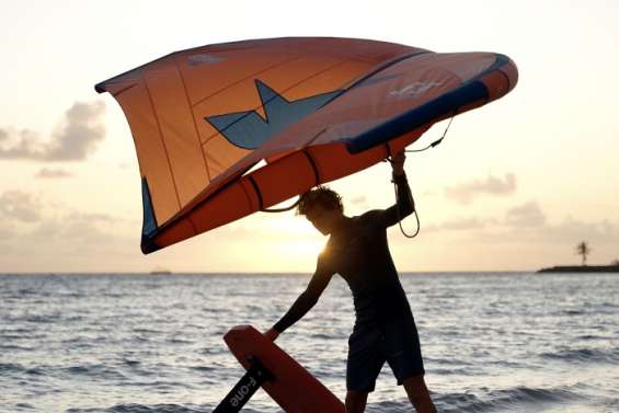 [VIDÉO] Le double champion du monde de wingfoil Titouan Galea est de retour au pays