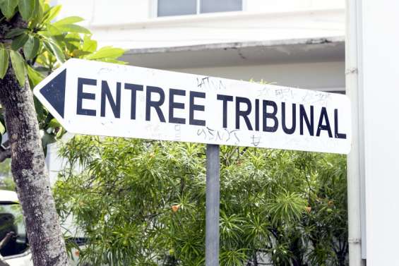 Une femme enceinte reçoit des coups de poing par son mari juste parce que leur fille s'est réveillée