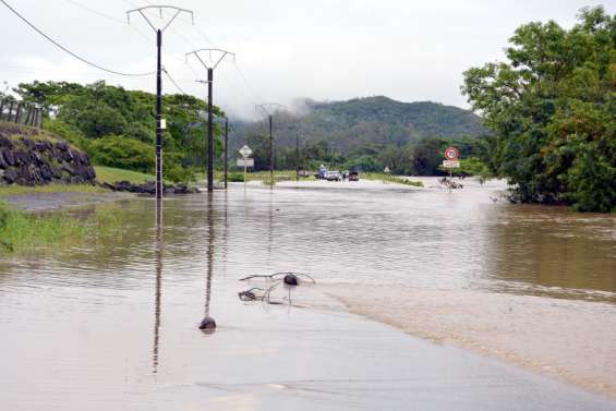 Inondations : la RT1 bloquée à Bourail