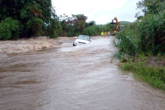La RT1 débloquée à Bourail ce dimanche matin, la sortie sud de Pouembout accessible