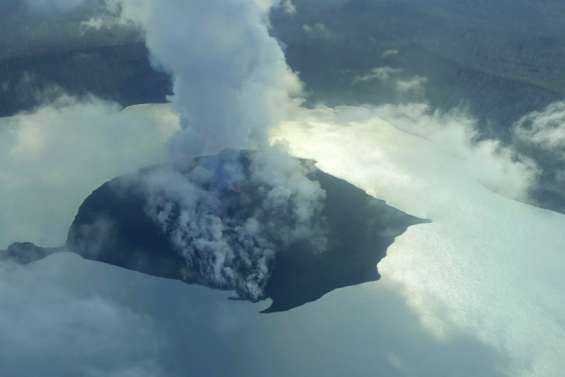 Le volcan sous-marin East Epi entre en éruption