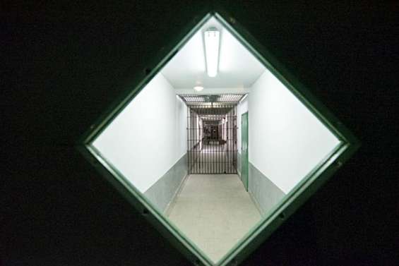 Conditions indignes au Camp-Est : 117 millions réclamés par 19 détenus