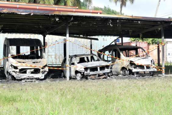 Trois véhicules sanitaires incendiés à Poindimié