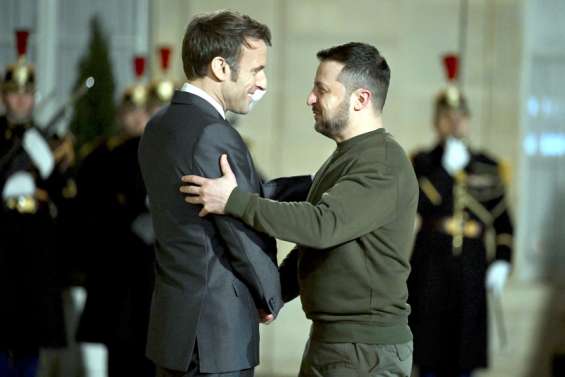 À Paris après Londres, Zelensky réclame des avions au 