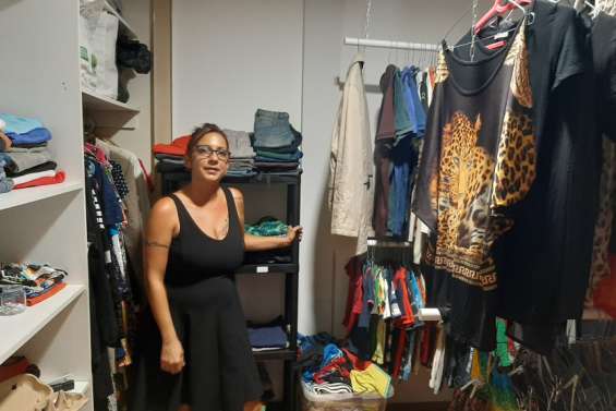 Une friperie ouverte dans un salon de coiffure