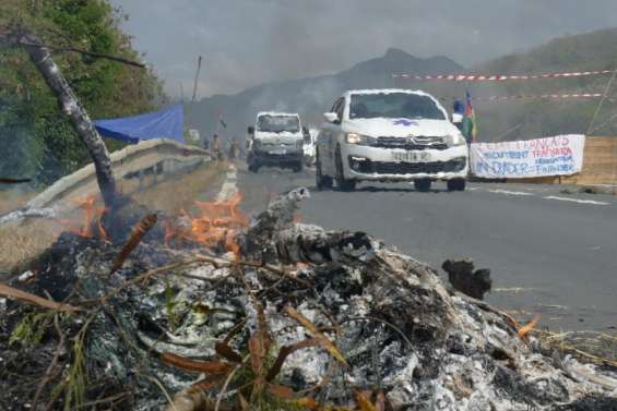 [MàJ] La route de Yaté bloquée, le maire du Mont-Dore appelle à 