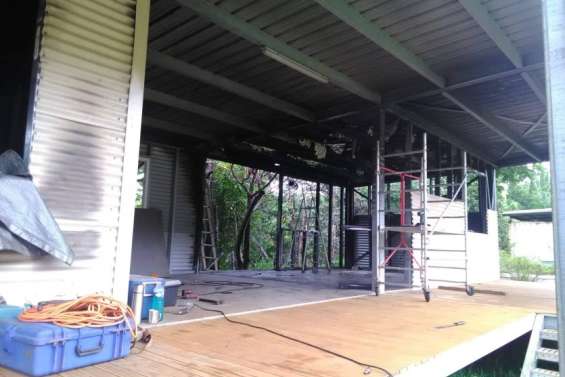 Un mois après l'incendie, le camp de scouts en pleine reconstruction