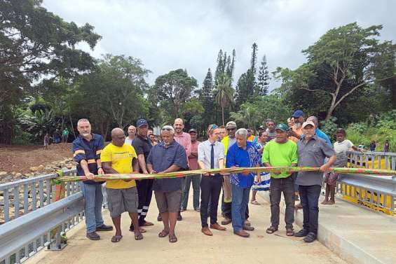 Canala : après plus d'un an de travaux, le pont de Boakaine enfin inauguré