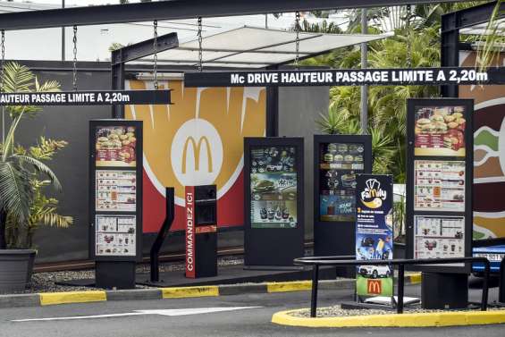 Ivres, deux hommes s’endorment dans leur voiture et bloquent le drive d’un McDonald’s de Nouméa