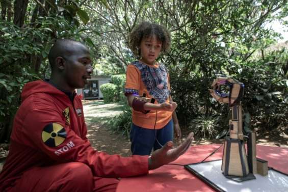 Au Kenya, deux innovateurs transforment les déchets électroniques en prothèse bionique