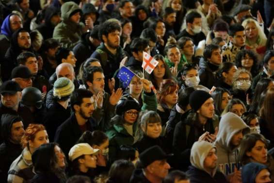 Géorgie: des milliers de personnes ont manifesté malgré le retrait d'un projet de loi répressif