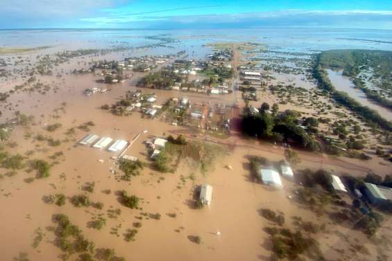 Australie : les habitants d'un village évacués par hélicoptère