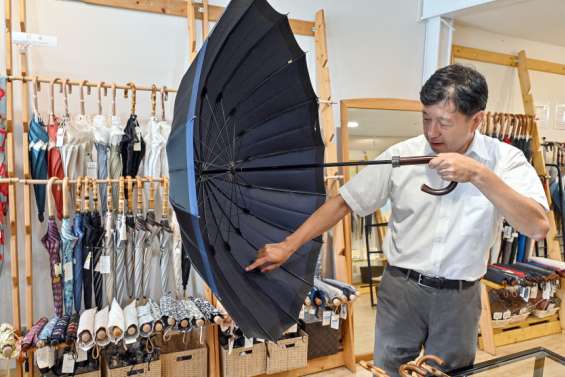 Les parapluies de Tokyo sauvés par le luxe et le réchauffement climatique