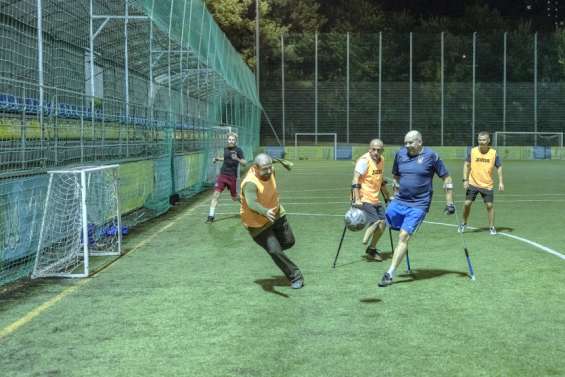 Ukraine : le foot comme exutoire pour des soldats amputés