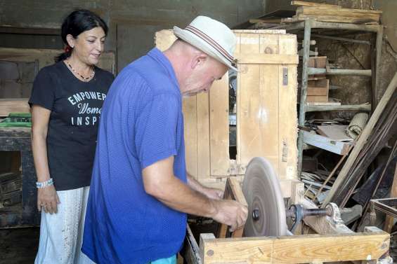 A Cuba, un artisan transforme de vieux meubles en magnifiques caves à cigares