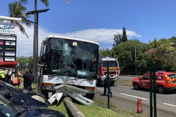 [Mise à jour] Accident de bus à Magenta : le chauffeur n'a pas survécu