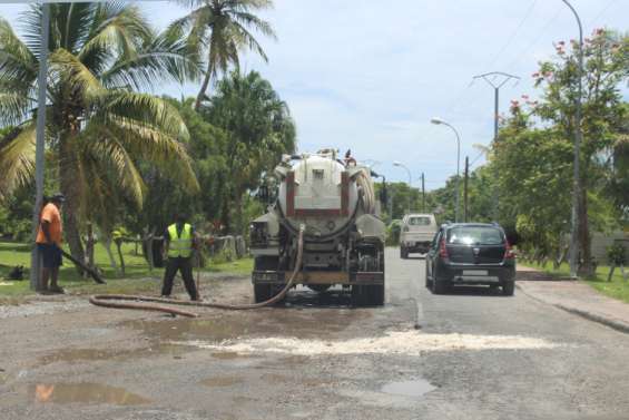 À Lösi, un camion de pompage pour dégager la route