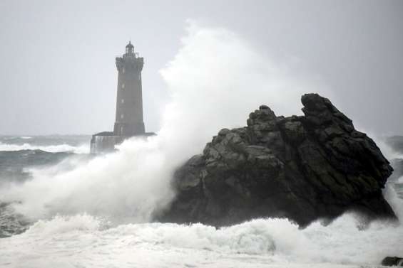[Mise à jour 16h30] La tempête Ciaran balaie le nord-ouest de la France, premiers dégâts en Bretagne