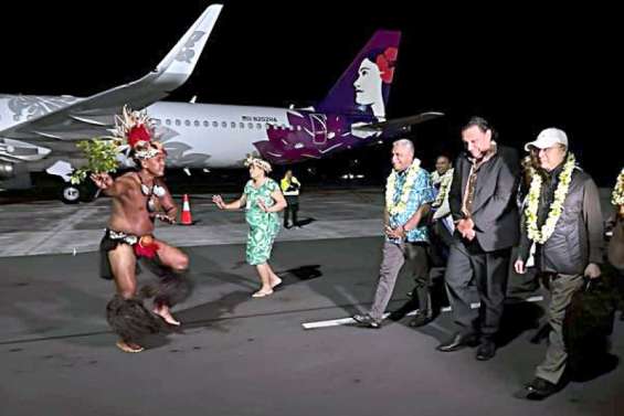 Louis Mapou en déplacement sur les îles Cook pour le Forum des îles du Pacifique