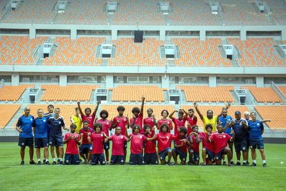 Les jeunes Cagous découvrent l’immense stade de Jakarta