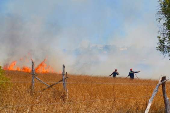 Les pompiers luttent contre un incendie à Tontouta