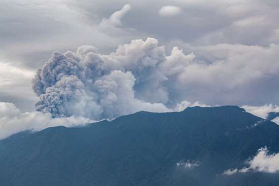 Au moins onze morts dans l’éruption d’un volcan en Indonésie