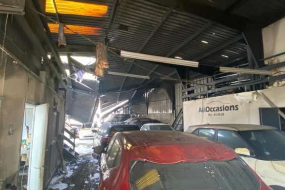 Un dock et plusieurs véhicules détruits dans un incendie à Ducos