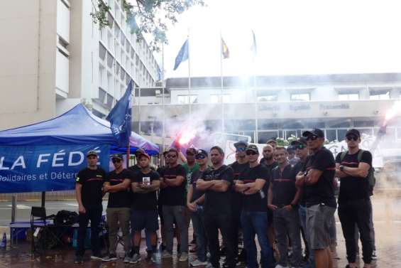 En grève, les pompiers de Nouméa se mobilisent devant l’hôtel de ville