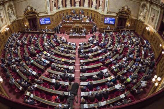 Le corps électoral réformé par voie constitutionnelle, les élections reportées