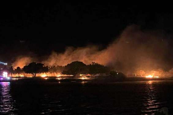 L’îlot artificiel de Sainte-Marie en flammes pendant le feu d’artifice du Nouvel an