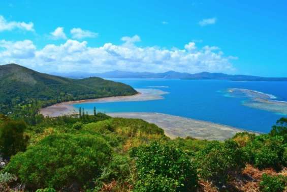 Les liaisons maritimes avec l’île Ouen suspendues après l’agression du transporteur