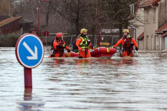 Crues: des centaines d'évacuations dans le Pas-de-Calais, une victime en Loire-Atlantique