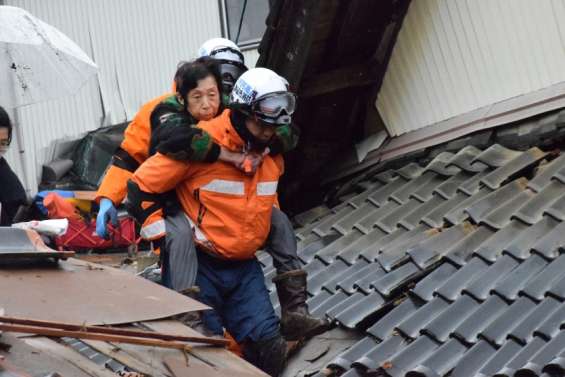 Japon : le bilan s’alourdit encore, la pluie complique les secours