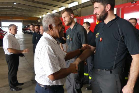 Louis Mapou et Louis Le Franc rendent visite aux 30 pompiers arrivés d’Hexagone