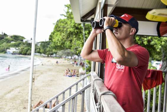 La ville de Nouméa recrute 13 nageurs-sauveteurs