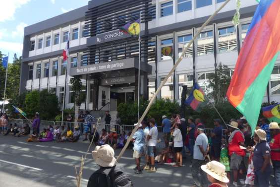 Devant le Congrès, des militants indépendantistes fustigent 