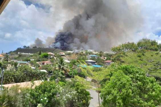 Un incendie menace des habitations au village de Koumac