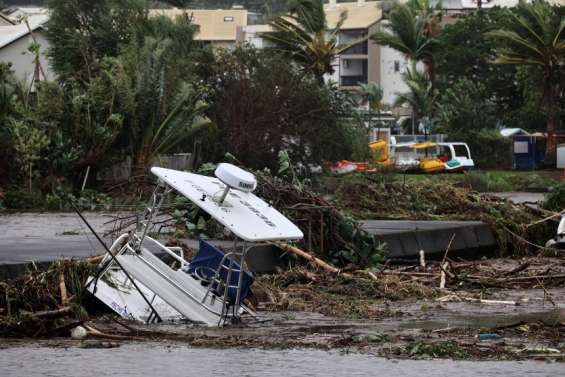 Le cyclone Belal s’éloigne de la Réunion et inonde l’île Maurice