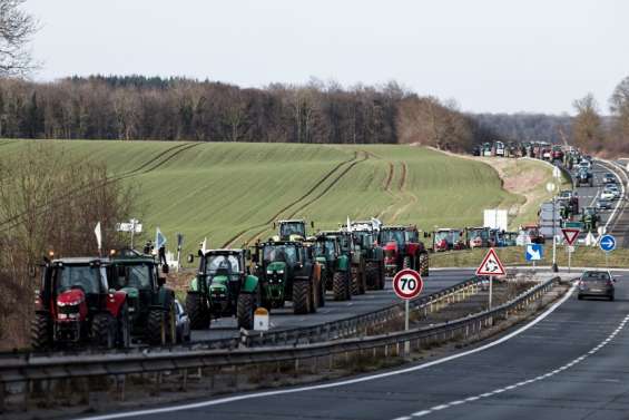 Les agriculteurs campent autour de Paris, le gouvernement promet des annonces ce mardi