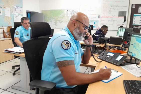 Cinq choses à savoir sur le 17, qui centralise les appels d’urgence