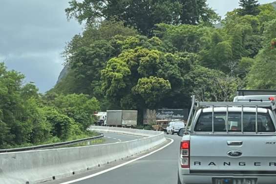 Un camion cuve tombe en panne d’essence : circulation fortement ralentie au col de la Pirogue