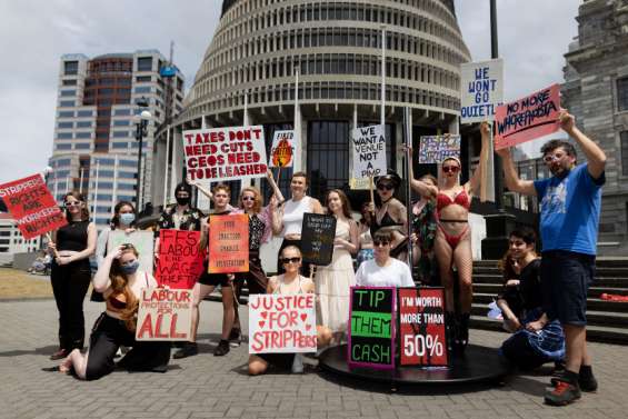 Nouvelle-Zélande : des strip-teaseuses défilent devant le Parlement pour une meilleure protection