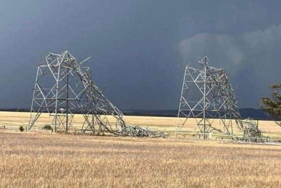 Des tempêtes font un mort et privent 285 000 foyers d’électricité près de Melbourne